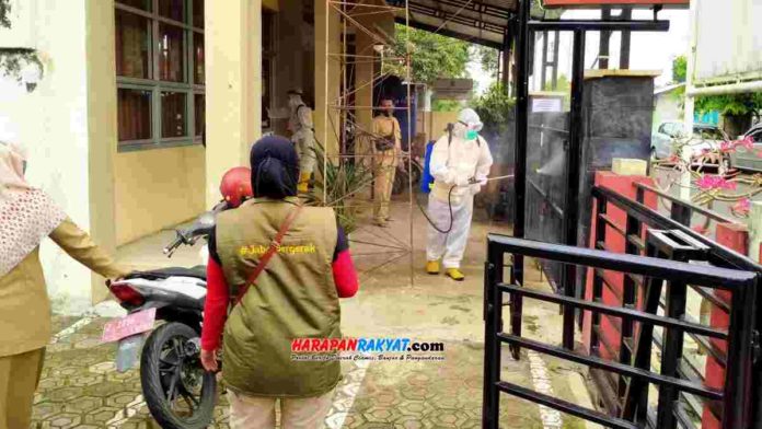 Pegawainya positif Corona, Kantor Kelurahan Pataruman, Kota Banjar ditutup. Tampak tim petugas dari Jabar Bergerak saat melakukan sterilisasi ruangan dan halaman Kantor Kelurahan Pataruman. Foto: Muhlisin/HR