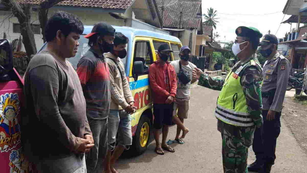 Polsek Kawali Ciamis Imbau Penumpang Odong-odong Pakai Masker