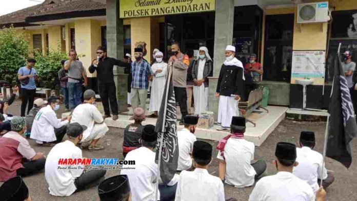 Puluhan massa FPIP menggelar aksi damai di halaman Mako Polsek Pangandaran, Jawa Barat, Jum’at (18/12/2020) siang. Foto: Entang SR/HR.