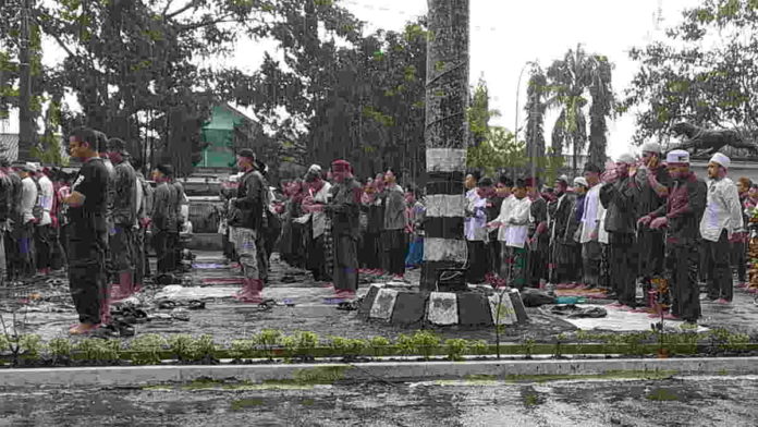 Ratusan Umat Muslim di Ciamis Salat Ashar Berjamaah di Kantor Polisi