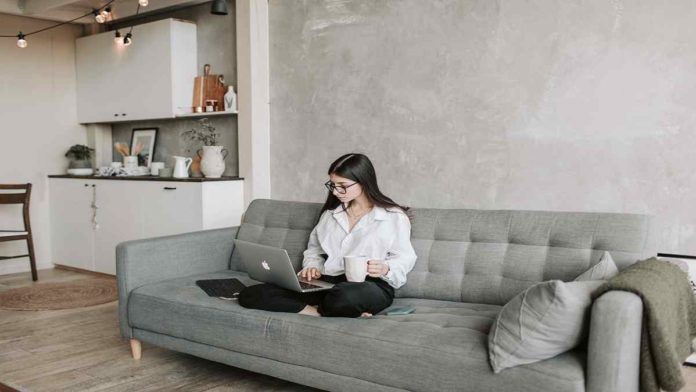 Ruang Keluarga Dekat Tangga Dengan Tips yang Sederhana