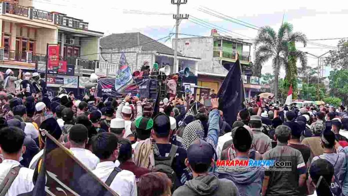 Ribuan umat muslim Tasikmalaya, Jawa Barat, menggelar aksi di halaman Mako Polres Tasikmalaya Kota, Jum’at (18/12/2020). Foto: Apip Wilianto/HR.