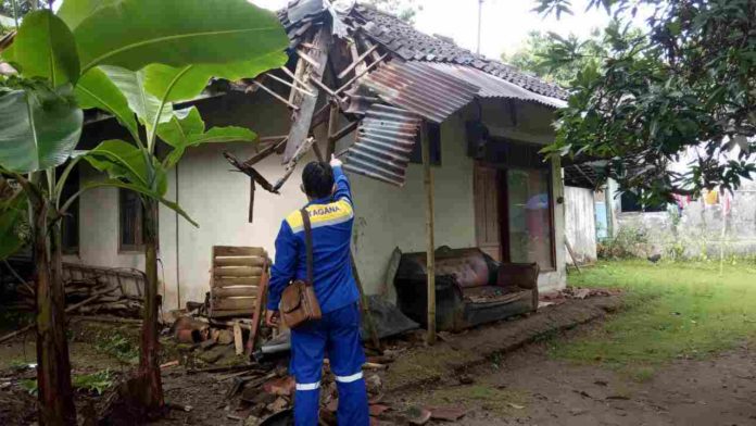 Rumah Warga Kertahayu Ciamis Nyaris Ambruk Diguyur Hujan