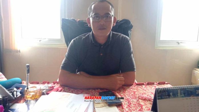 Kepala UPTD Puskesmas Langkaplancar, Yana Taryana, yang juga Tim Satgas Covid-19 Kecamatan Langkaplancar, Kabupaten Pangandaran, ingatkan warga 3M. Foto: Enceng/HR.