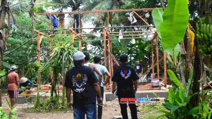 Solidarity Community 234 kembali menggelar bakti sosial membantu merenovasi rumah warga di Kabupaten Pangandaran, Jawa Barat, yang mengalami rusak parah. Foto: Entang SR/HR.