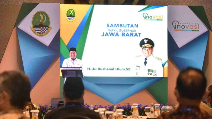 Wagub Uu Serahkan Penghargaan Top 10 dan Top 32 Inovasi Jabar