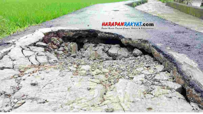 Warga Cigantang Tasikmalaya Minta Jalan Ambles Segera Diperbaiki