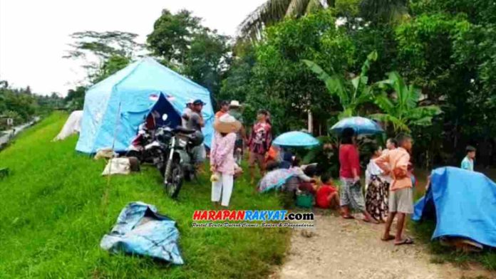 Warga korban banjir di Pangandaran masih bertahan di pengungsian. Foto: Entang SR/HR.
