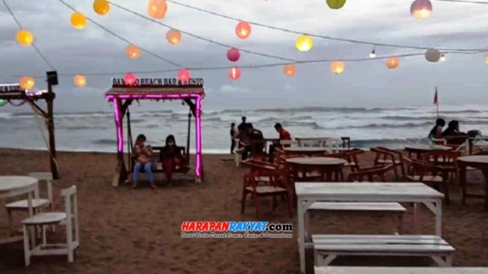 Wisatawan kunjungi Kampung Turis untuk menikmati senja di tepi Pantai Pangandaran, Jawa Barat, sambil menyantap aneka ragam kuliner khas daerah pesisir. Foto: Entang SR/HR.