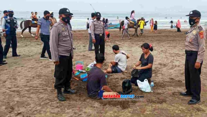Wisatawan tak patuhi prokes disanksi Tim Satgas Covid-19 Pangandaran. Foto: Madlani/HR.