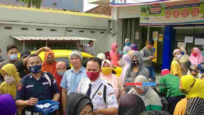 kerumunan warga
