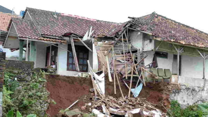 Akibat Longsor, Rumah Warga Imbanagara Raya Ciamis Rusak