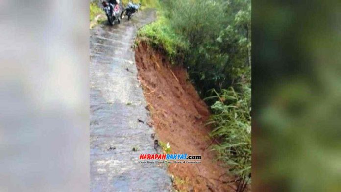 Bahu jalan di Langkaplancar, Kabupaten Pangandaran, Jawa Barat, longsor pasca hujan mengguyur pada Rabu (06/01/2021) sore kemarin. Foto: Enceng/HR.