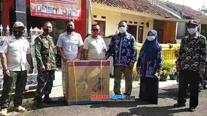 Bantu penyandang disabilitas, Lembaga Koordinator Kesejahteraan Sosial (LKKS) Kota Banjar, Jawa Barat, membagikan 8 unit kursi roda. Foto: Muhlisin/HR.