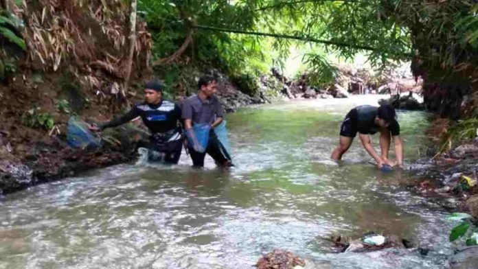 Berburu Ikan di Sungai