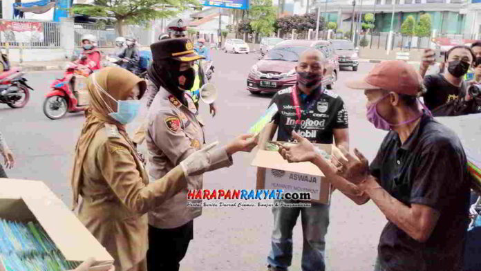 Bobotoh Persib Kota Banjar Bareng Tim Satgas Bagikan Masker