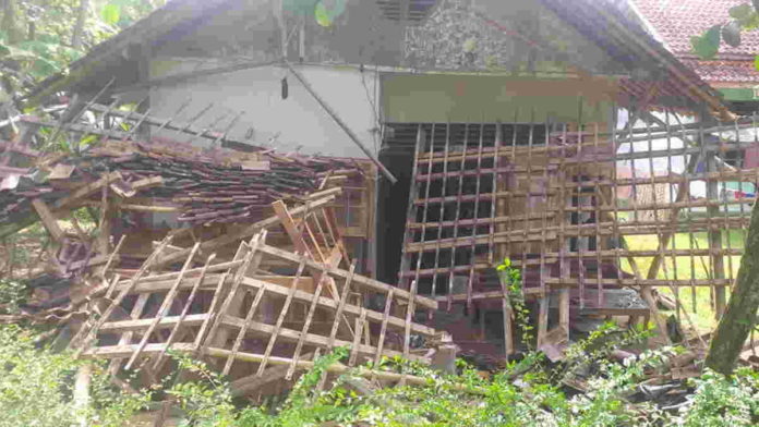 Diguyur Hujan, Dapur Rumah Warga Banjarsari Ciamis Ambruk