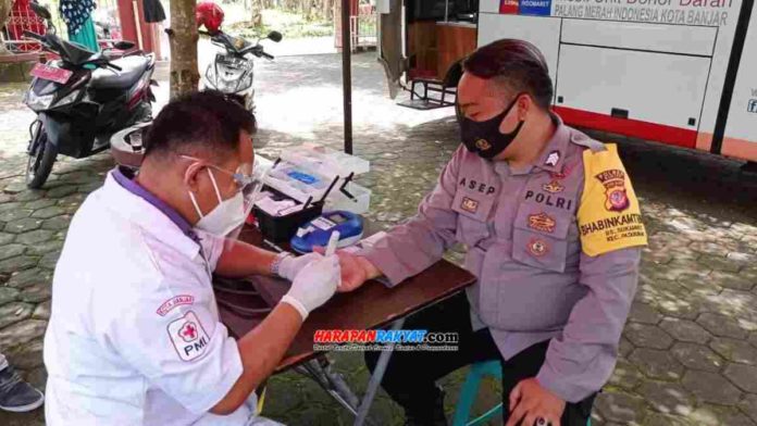 Donor darah keliling dilakukan PMI Kota Banjar di Desa Sukamukti, Kecamatan Pataruman, Jum’at (22/01/2021). Tampak Bhabinkamtibmas Desa Sukamukti, Bripka. Asep Mulyadi, saat melakukan donor darah. Foto: Muhlisin/HR.
