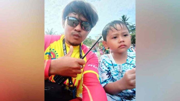 Enam anak kecil tersesat di kawasan Pantai Barat Pangandaran, Jawa Barat, Jum’at (01/01/2021). Petugas Balawista bersama salah seorang anak yang terpisah dari orang tuanya. Foto: Istimewa.