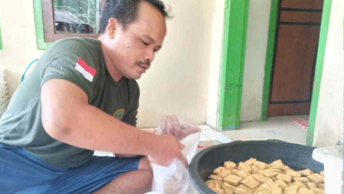 Harga Kedelai Meroket, Pengrajin Tahu di Pangandaran Perkecil Ukuran