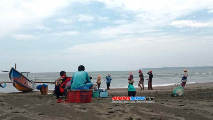 Hasil tangkapan ikan nelayan di Bojongsalawe, Desa Karangjaladri, Kecamatan Parigi, Kabupaten Pangandaran, Jawa Barat, melimpah. Foto: Enceng/HR.