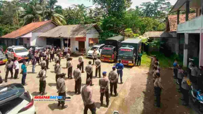 Kantor Bawaslu Kabupaten Pangandaran, Jawa Barat, dijaga ketat oleh 70 personel gabungan dari TNI, Polri, dan Satpol PP, Rabu (20/01/2021). Foto: Enceng/HR.