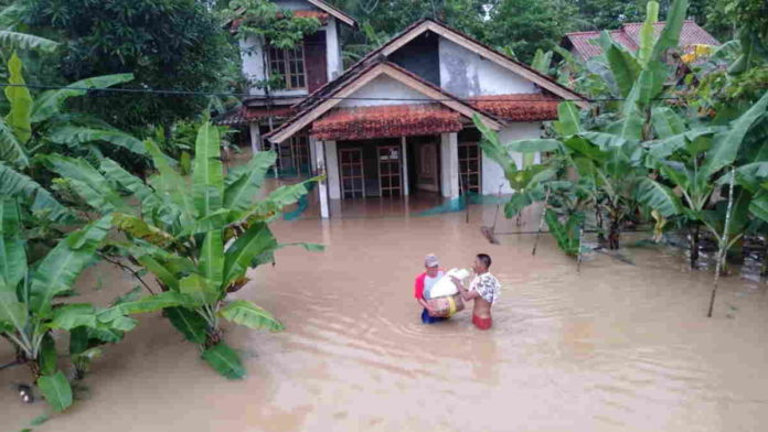 Kebanjiran, Puluhan Warga Ciganjeung Pangandaran Mengungsi