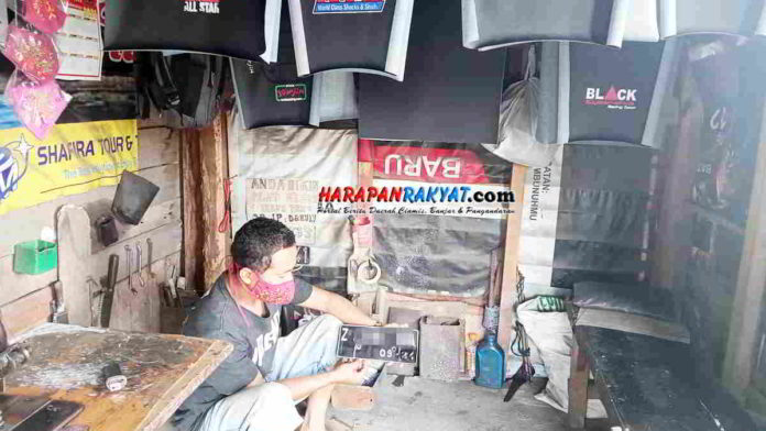 Kisah Tukang Servis Jok Motor di Tasikmalaya Bertahan Hidup Saat Pandemi Corona