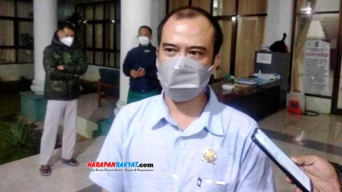 Supriatna Gumilar, Anggota Komisi D DPRD Ciamis, saat melakukan sidak tempat isolasi yang terpusat di Asrama Haji kawasan Islamic Center. Foto: Eli Suherli/HR.