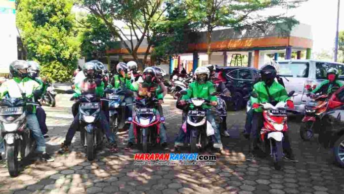 Komunitas Driver Online Ciamis (DOC), bagikan 100 nasi bungkus kepada warga yang terdampak Covid-19. Foto: Fahmi Albartiansyah/HR.