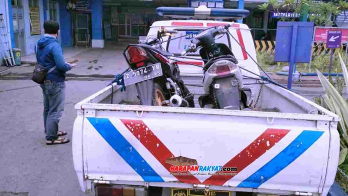 Laka lantas sepeda motor Honda Sonik dengan Yamaha Mio di Kota Banjar, Selasa (05/01/2021), mengakibatkan satu pengemudinya tewas. Foto: Muhlisin/HR.
