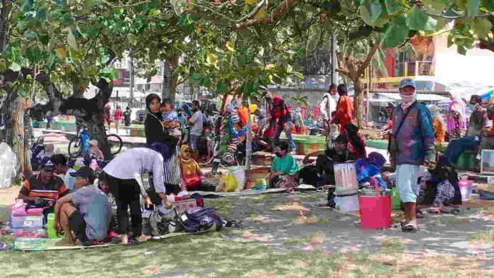 Libur Akhir Pekan, Wisatawan Asal Bandung Padati Pantai Pangandaran