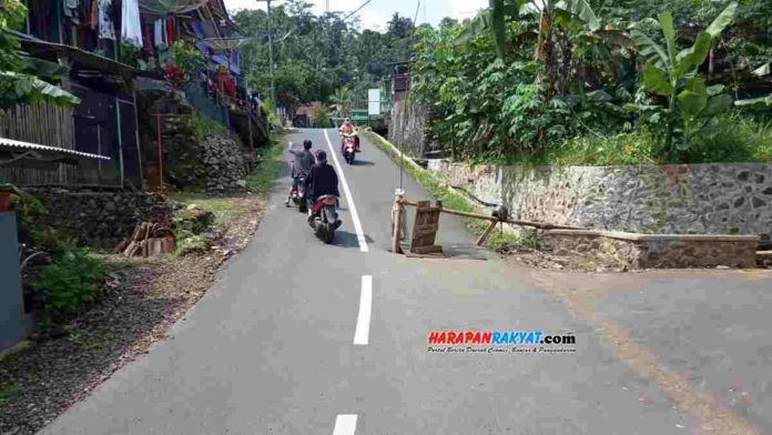 Lobang di jalan kabupaten wilayah Kecamatan Cipaku, Kabupaten Ciamis, Jawa Barat, kini semakin melebar. Akibatnya jalan tersebut menjadi sempit sehingga rawan kecelakaan. Foto: Edji Darsono/HR.