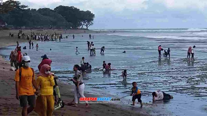 Wisata Pantai Sindangkerta Tasikmalaya dipenuhi wisatawan lokal saat libur tahun baru. Foto: Apip Wilianto/HR.