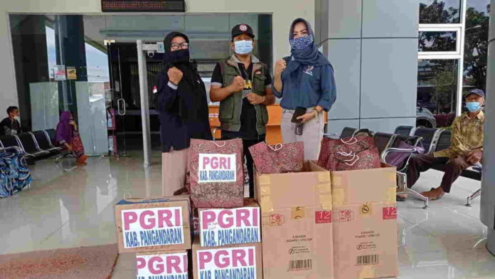 Peduli Sesama, PGRI Pangandaran Bantu Warga Positif Covid-19