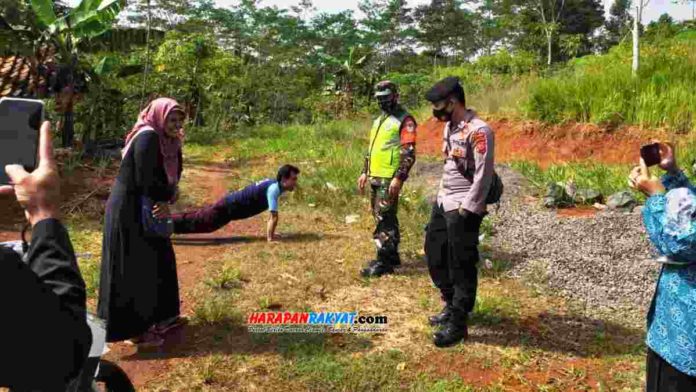 Pertahankan zona hijau, Muspika Tambaksari Ciamis razia masker. Foto: Edji Darsono/HR.