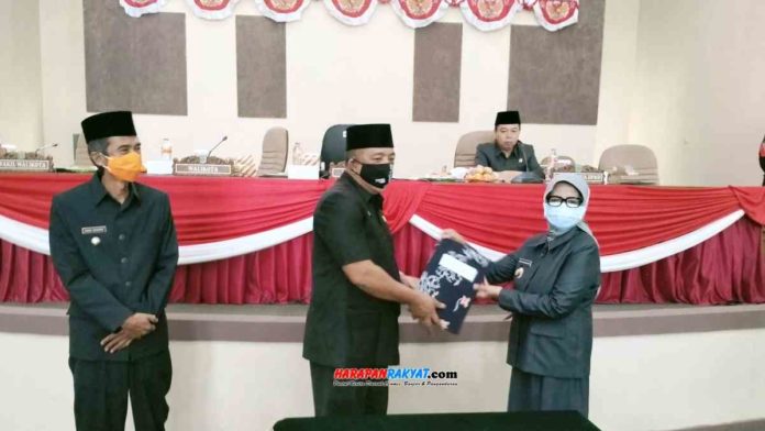 Walikota Banjar, Hj. Ade Uu Sukaesih, didampingi Wakil Walikota Banjar, H. Nana Suryana, bersama Ketua DPRD Kota Banjar, Dadang R Kalyubi, usai menandatangani laporan hasil pembahasan Bapemperda Kota Banjar. Foto: Muhlisin/HR.