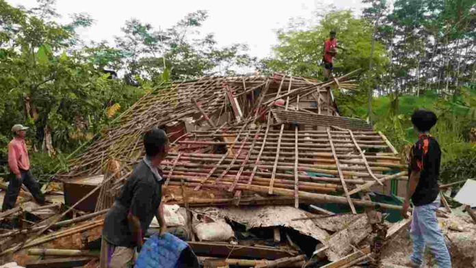 Rumah warga ambruk di Kecamatan Padaherang, Kabupaten Pangandaran, Jawa Barat, akibat sudah lapuk dimakan usia. Foto: Istimewa.
