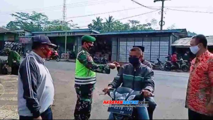 Satgas Covid-19 Kawali, Kabupaten Ciamis, Jawa Barat, menyisir pusat-pusat keramaian untuk memastikan penerapan protokol kesehatan saat PPKM. Foto: Edji Darsono/HR.