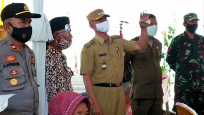 Satgas Covid-19 Padaherang, Kabupaten Pangandaran, Jawa Barat, membubarkan hiburan pada acara hajatan warga di salah satu desa. Foto: Istimewa.
