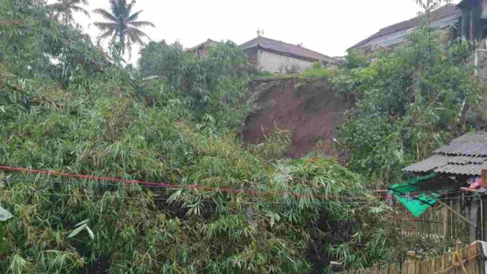 Tanah Longsor di Tasikmalaya Sejumlah Rumah Terancam