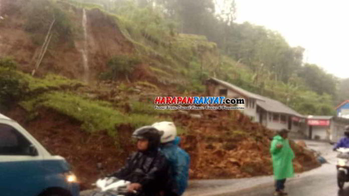 Tebing Setinggi 20 Meter Longsor Jalan Tasikmalaya-Garut Tertutup
