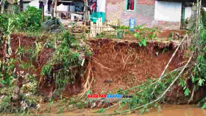 Erosi Sungai Cimuntur yang berada di Desa Winduraja, Kecamatan Kawali, Kabupaten Ciamis, Jawa Barat, mengakibatkan satu rumah milik warga terancam longsor. Foto: Edji Darsono/HR.