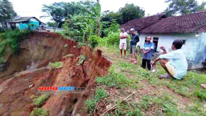Tebing tanggul longsor akibat terkikis Sungai Ciputrahaji di Dusun Sukamulya, RT. 02/02, Desa Sukasari, Kecamatan Banjarsari, Kabupaten Ciamis, Jawa Barat, semakin meluas. Foto: Suherman/HR.