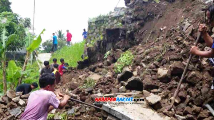 Tembok tanggul Sungai Cikunten setinggi 4 meter di Kota Tasikmalaya, Jawa Barat, roboh. Foto: Apip Wilianto/HR.