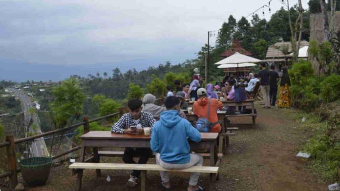 Tempat Wisata Tutup, Cafe di Tasimalaya Diserbu Pengunjung