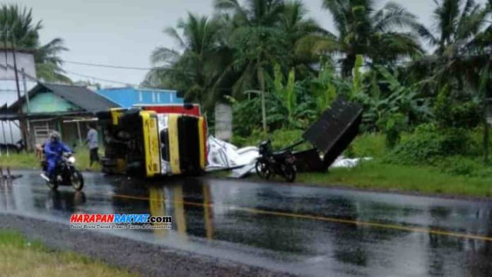 Truk bermuatan gula terguling di Tunggilis, Kecamatan Kalipucang, Kabupaten Pangandaran, Jawa Barat, pada Kamis (28/01/2021) sore. Foto: Entang SR/HR.
