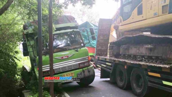 Truk Fuso pengangkut paralon yang terperosok nyaris masuk saluran air di jalan tanjakan Junti, Kota Banjar. Foto: Muhlisin/HR.