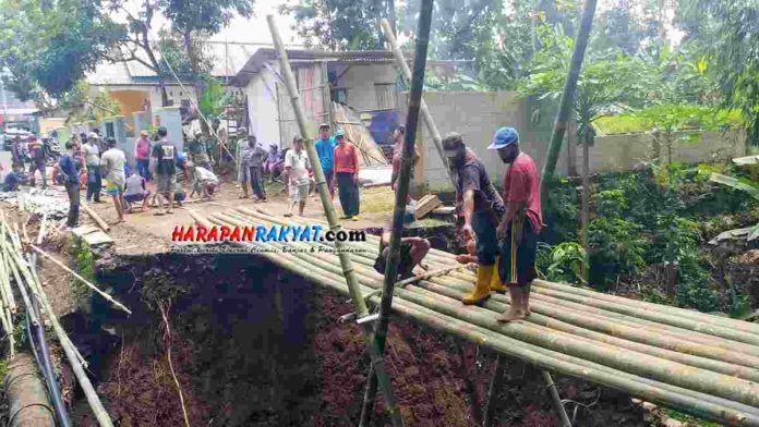 Warga Babakan Ciamis Gotong Royong Buat Jembatan Sementara