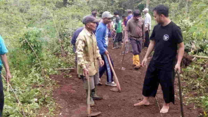 Warga Bangbayang Ciamis Antusias Bangun Akses TPU